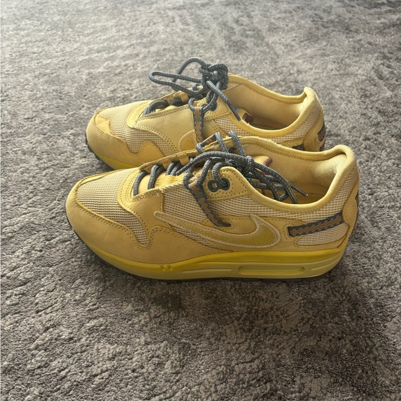 Air Max 1
Travis Scott - Saturn Gold
D09392 700 - Picture 1 of 8